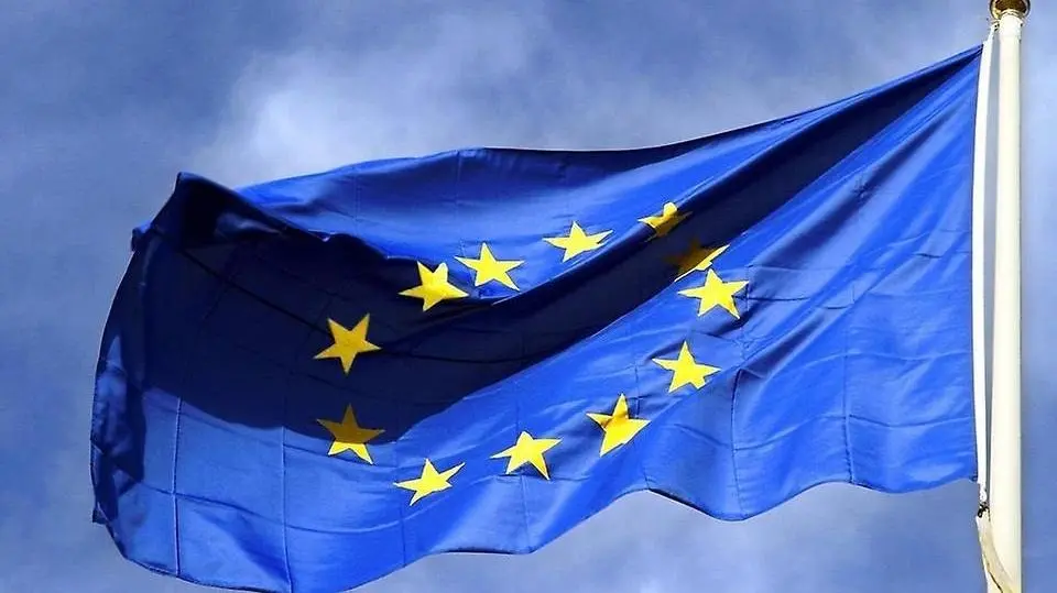 EU-flaggan, gula stjärnor i en ring på blå bakgrund.