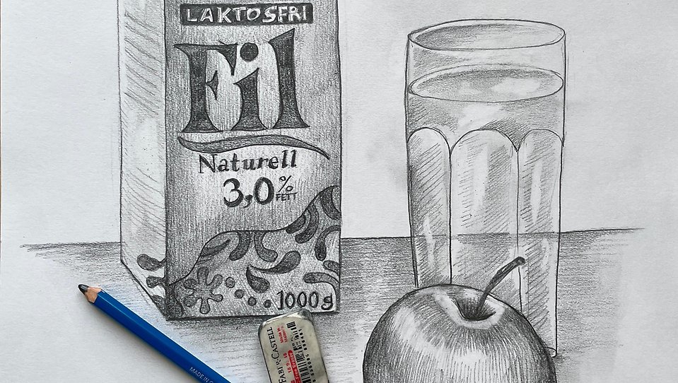 En blyertsteckning av ett filpaket, ett vattenglas och ett äpple. En blyertspenna och en sudd ligger på pappret.