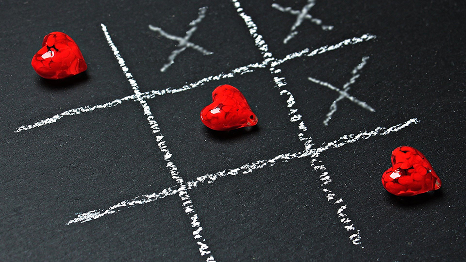 Luffarschack på svart bakgrund med glashjärtan som pjäser