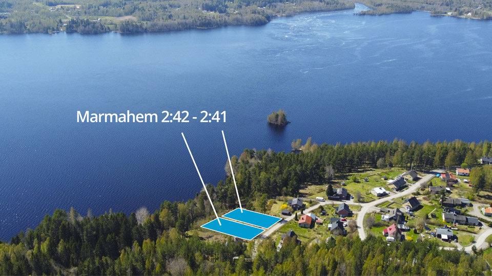 bild på bostadstomt som är till salu vid sjö.