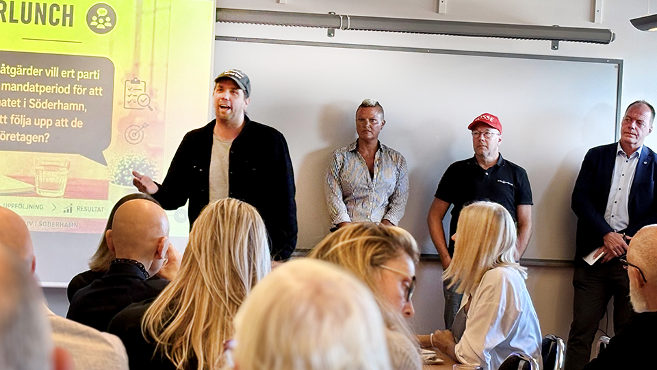Politiker pratar inför grupp.