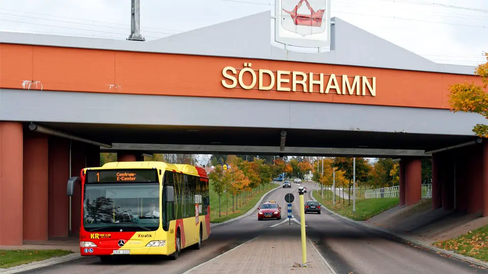 Buss som far genom Söderhamnsporten.