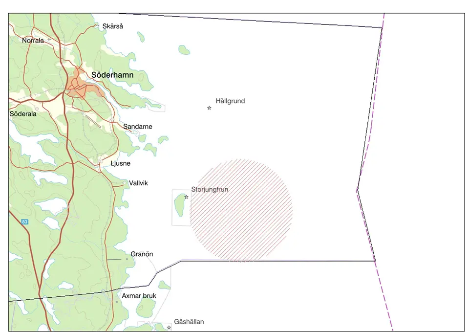 Geografiskt område på kartbild, markerad med en cirkel, öster om ön Storjungfrun. Markeringen illustrerar det område som folkomröstningen om etablering på vindkraft på Storgrundet gäller.