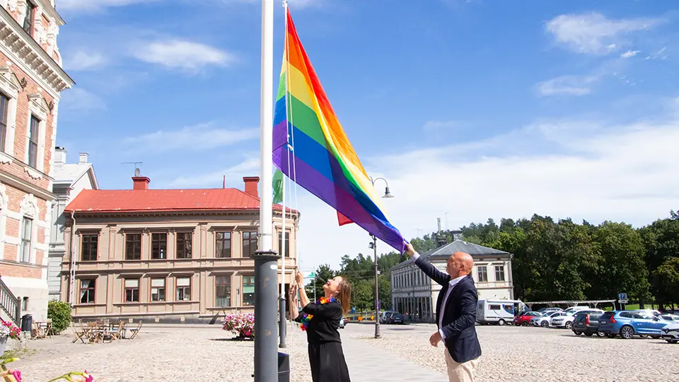 Regnbågsflaggan hissas vid rådhuset