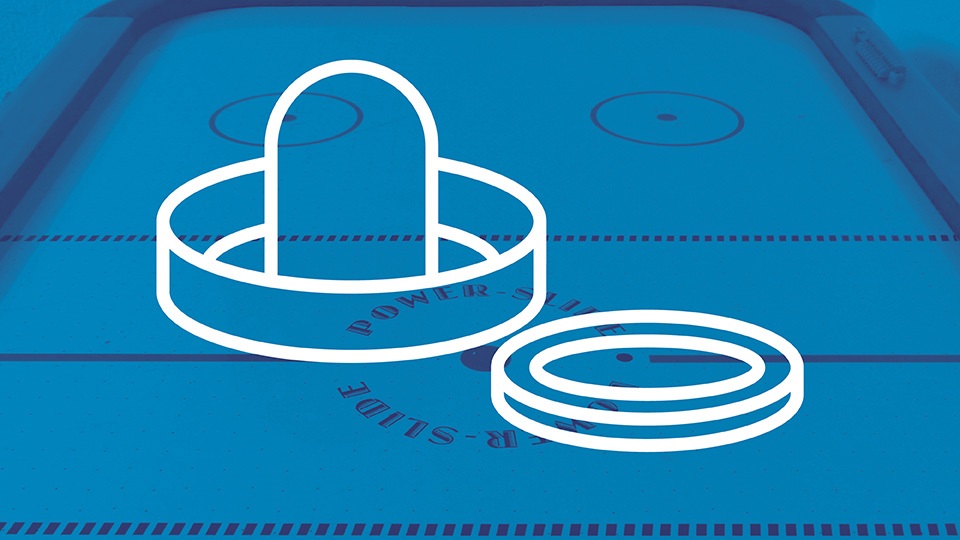Airhockeybord i närbild med blått filter och ikoner