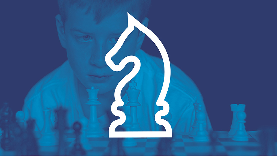 Närbild på ett schackspel, med pojke i bakgrunden. Blått filter och ikon.