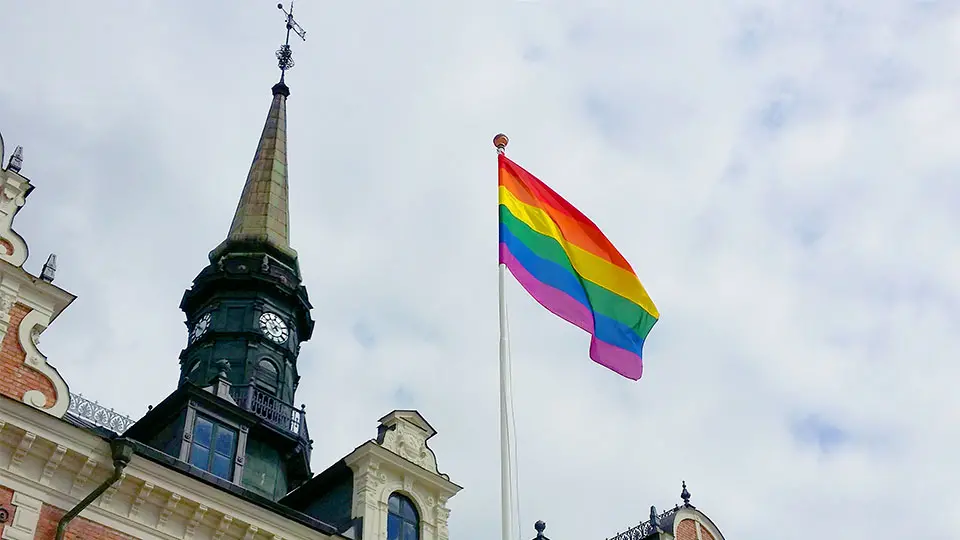 Prideflaggan är hissad vid rådhuset i Söderhamn.