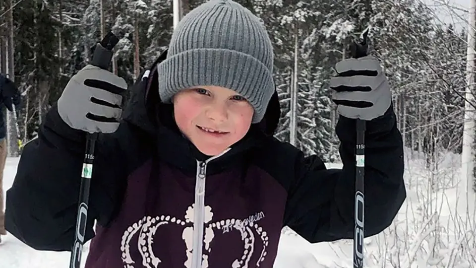 Pojke åker skidor