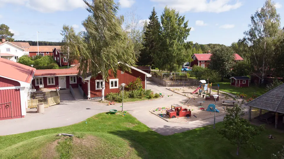 Översiktsbild över Kungsgårdens förskola med utomhuslekplats.