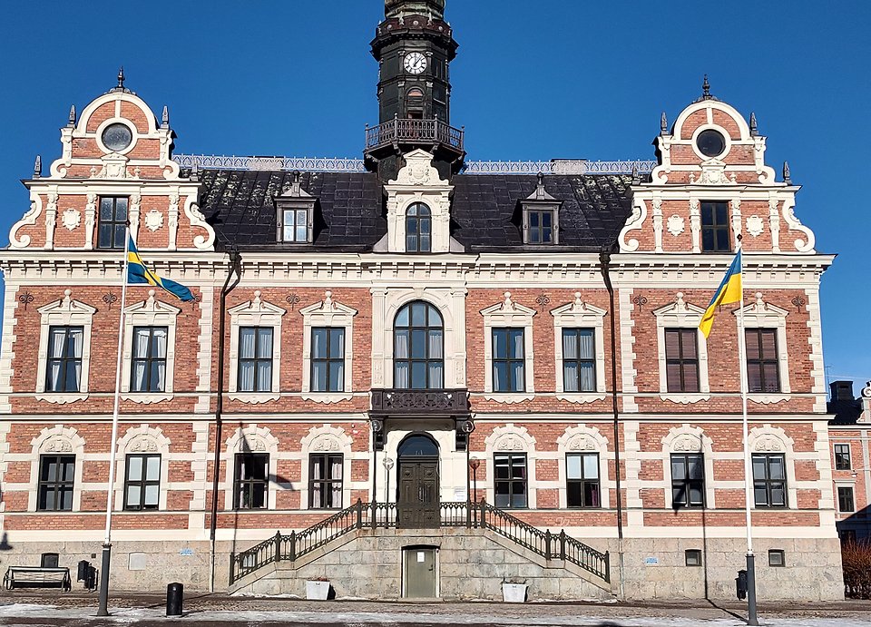 Svenska och ukrainska flaggan utanför Rådhuset