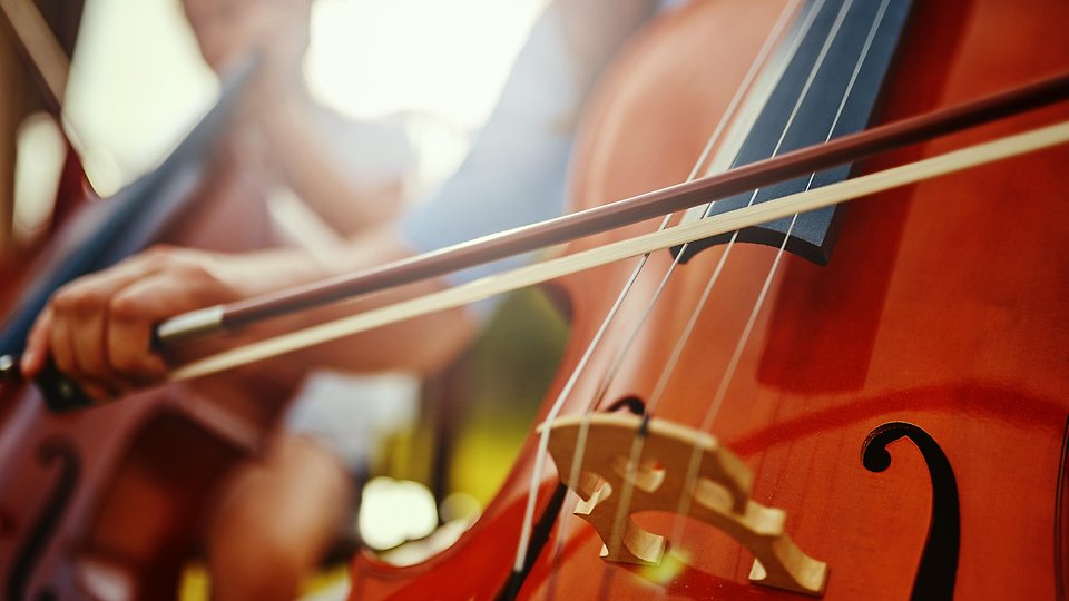 Närbild på en cello som spelas.